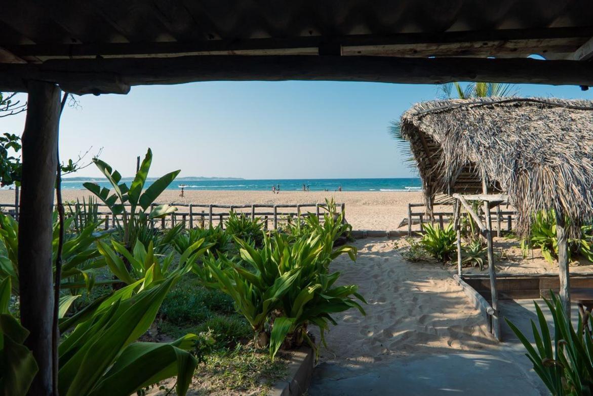 On The Beach 2 Bedroom Dhow Cabin W Ac Praia do Tofo エクステリア 写真